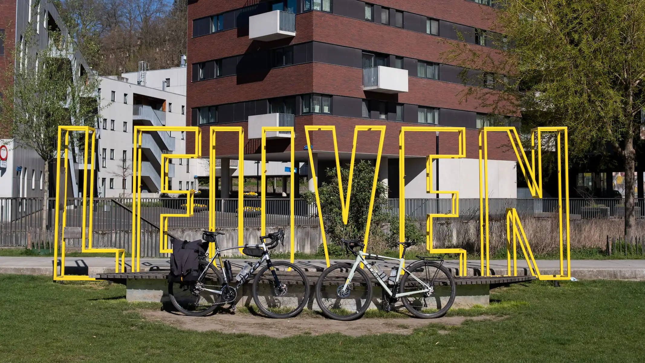 Le vélos devant un logo Louvain